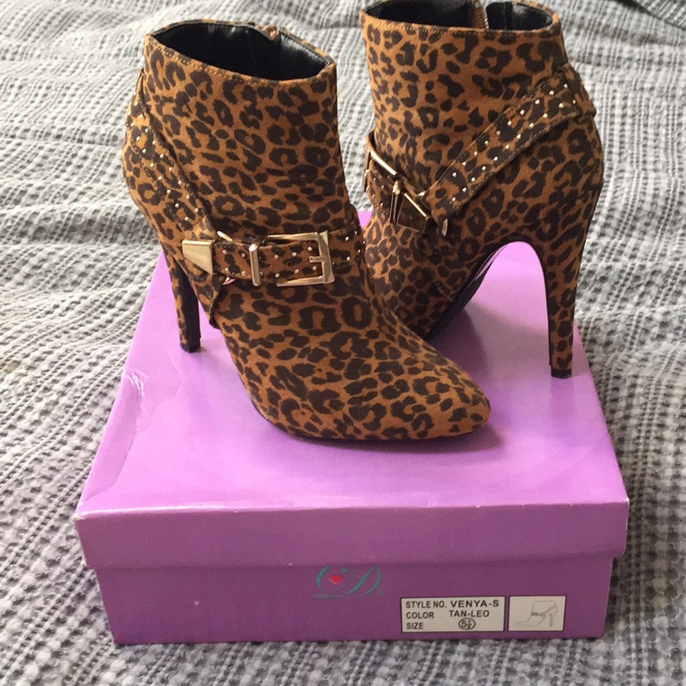 Leopard booties size 5.5 barely worn